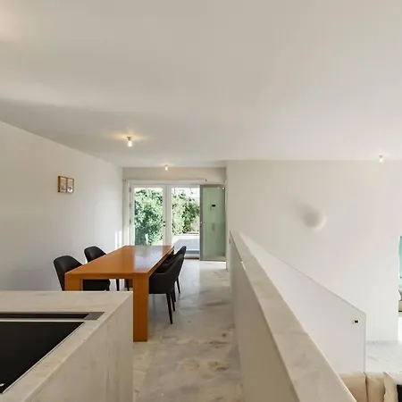 Villa Pierino's Cliff Colares